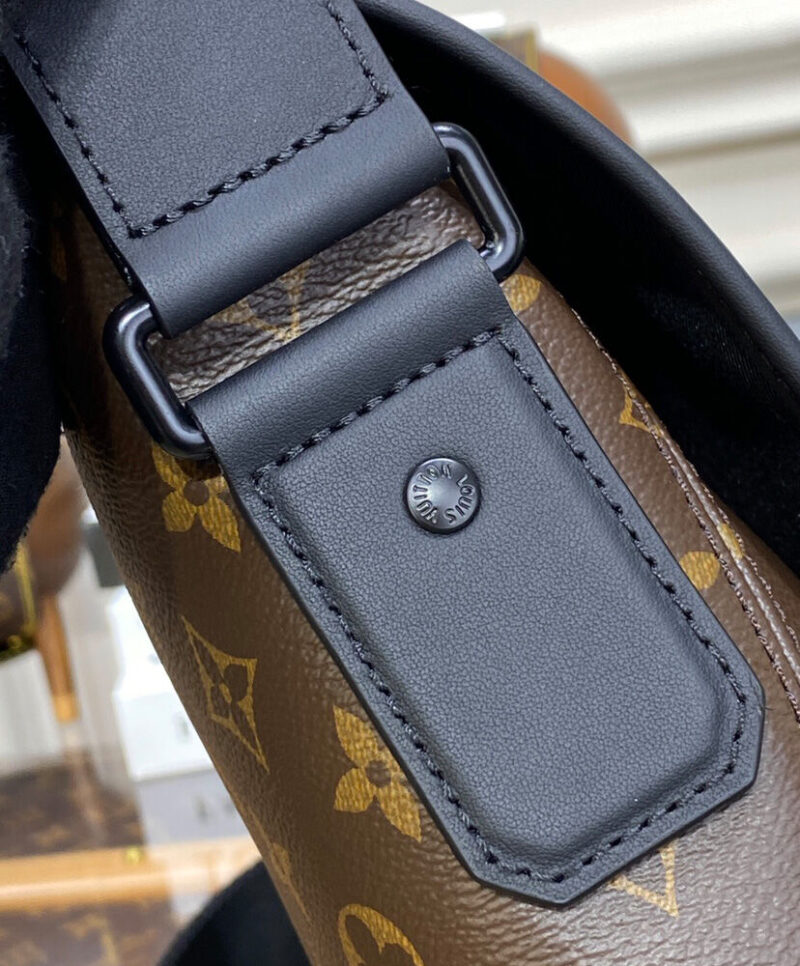 Louis Vuitton Magnetic Messenger M45557 Brown